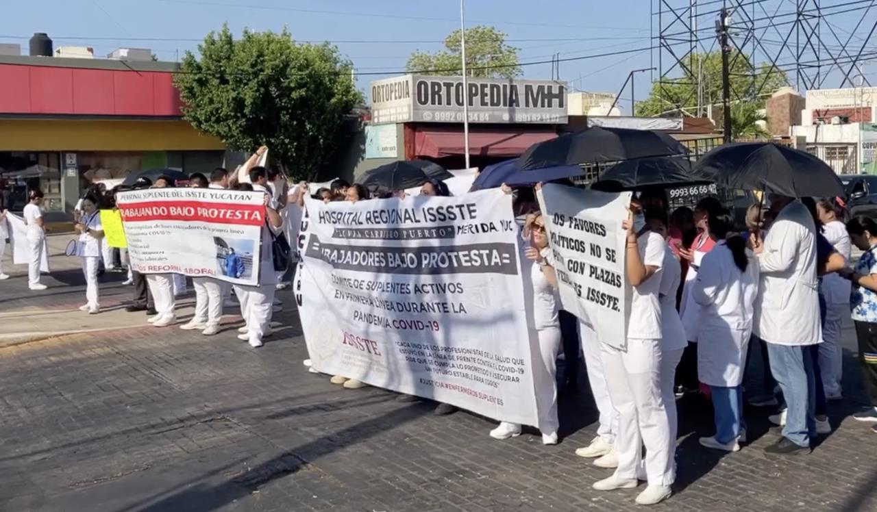 Personal de salud del ISSSTE bloqueó esta mañana una avenida principal que generó caos vehicular la mañana de este lunes.- Foto de Telesur Yucatán