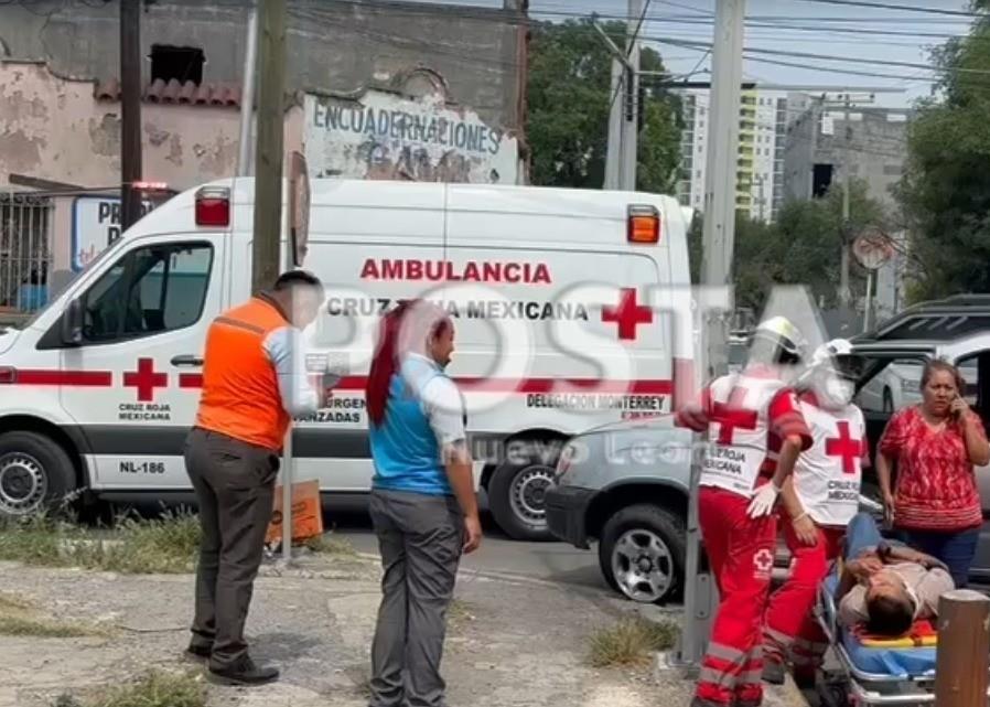 Paramédicos de la Cruz Roja atendiendo a los heridos en el choque. Foto: Raymundo Elizalde.