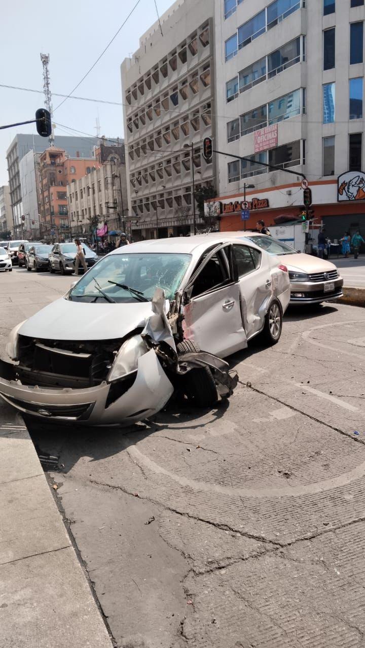 Por querer ganarle al Metrobús, automovilista termina con su vehículo destrozado