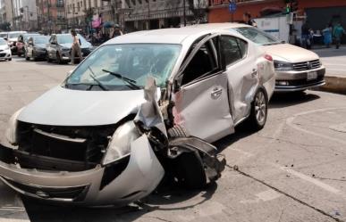 Por querer ganarle al Metrobús, automovilista termina con su vehículo destrozado