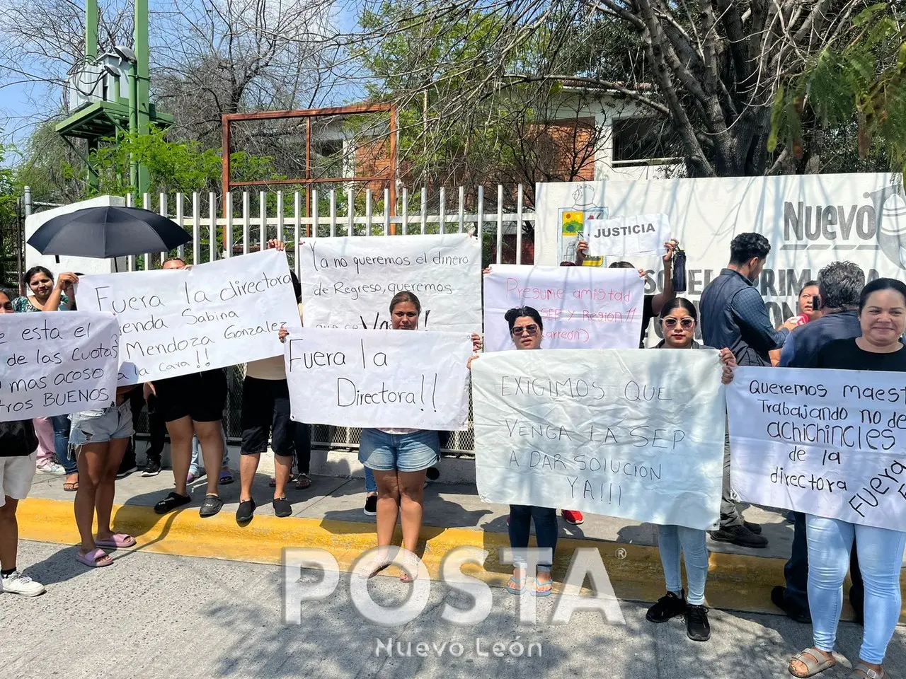 Madres se plantan y se quejan de la directora de la escuela primaria. Foto. Rafael Enriquez