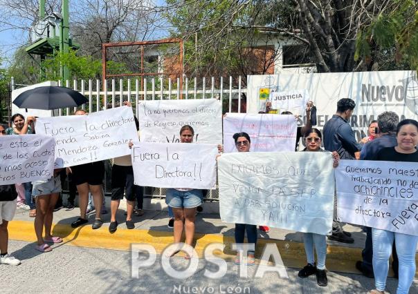 Protestan madres de familia contra directora de escuela en Monterrey