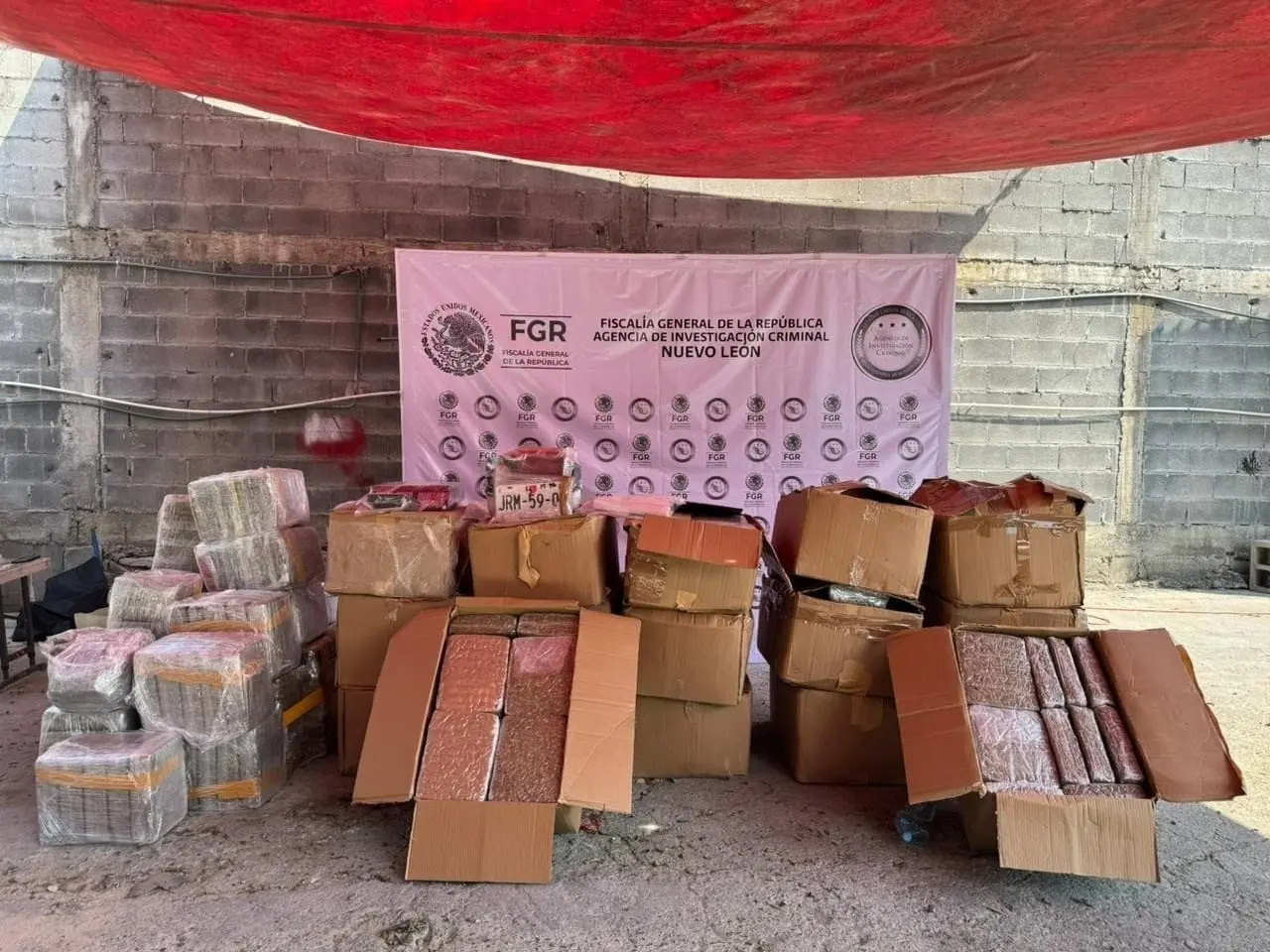 La droga venía en cajas de cartón, mismas que iban a ser distribuidas. Foto: FGR Nuevo León.