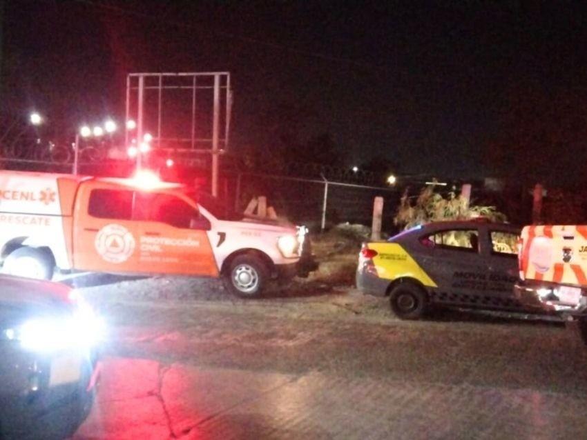 Ambulancia de Protección Civil de Nuevo León y elementos de la Policía de Santa Catarina cubriendo la zona del accidente. Foto: Protección Civil de Nuevo León.