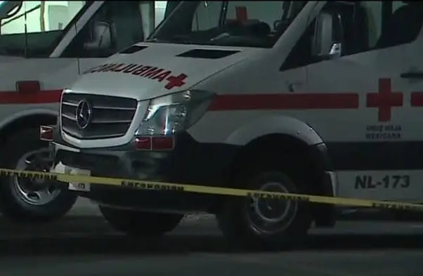 El estacionamiento de la clínica tras el ataque armado misma que fue cubierta por elementos de la AEI. Foto: El Porvenir.