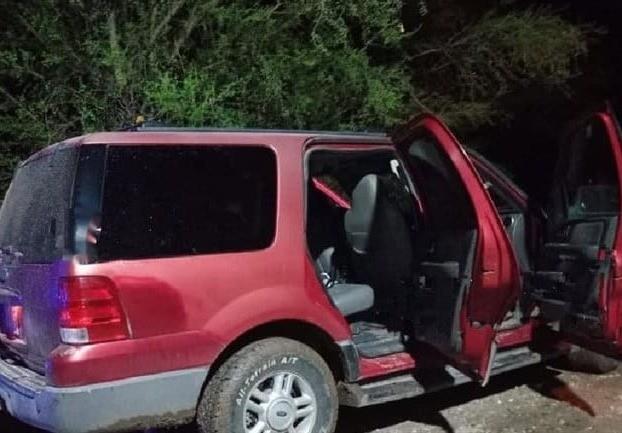 La camioneta Ford de color roja en donde iban los tres hombres que murieron tras salir de la boda en Zaragoza. Foto: Reporte Central.