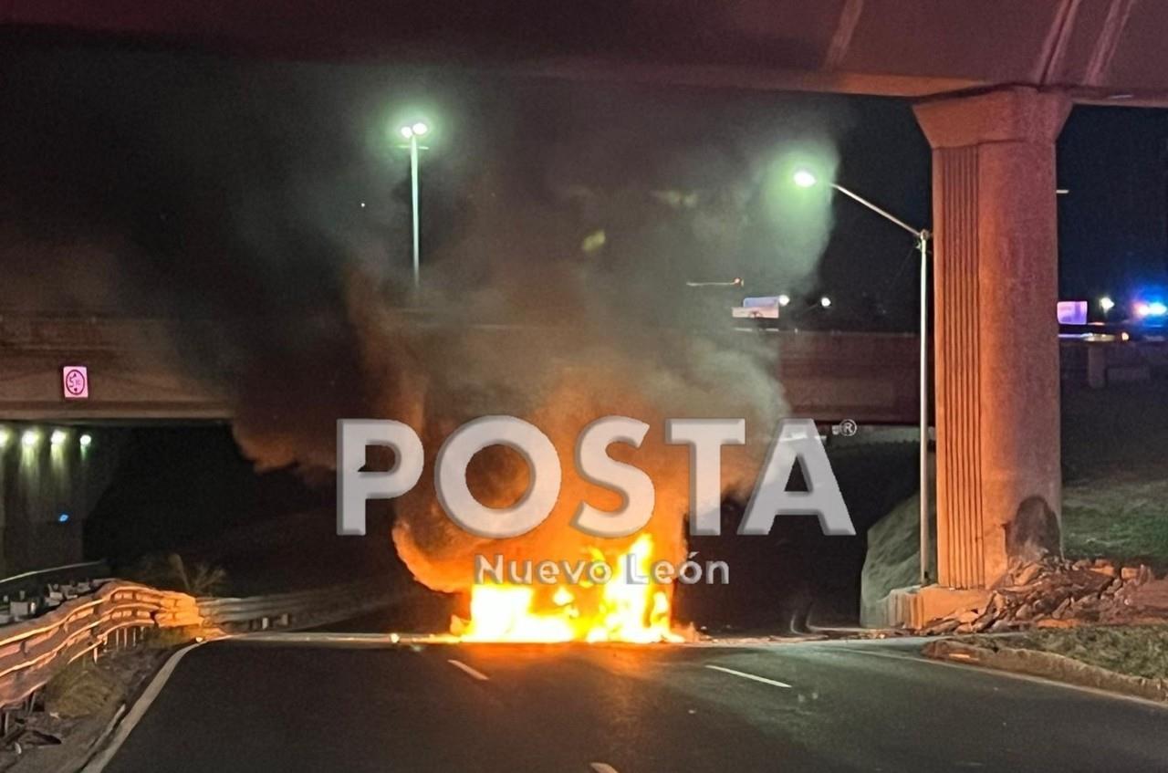 El auto se incendió tras el choque ocurrido en avenida Constitución. Foto: Raymundo Elizalde.