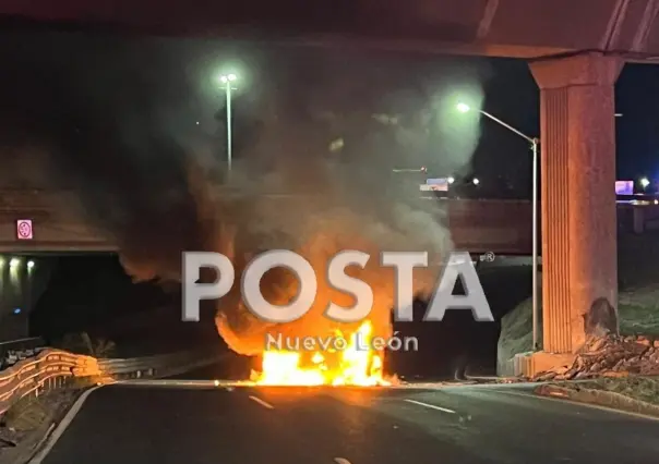 Auto se incendia tras choque en avenida Constitución