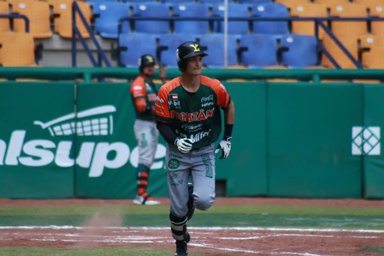 Polémica y el descontento del dogout melenudo surgió en la parte alta del Octavo episodio. Foto: Leones Yucatán