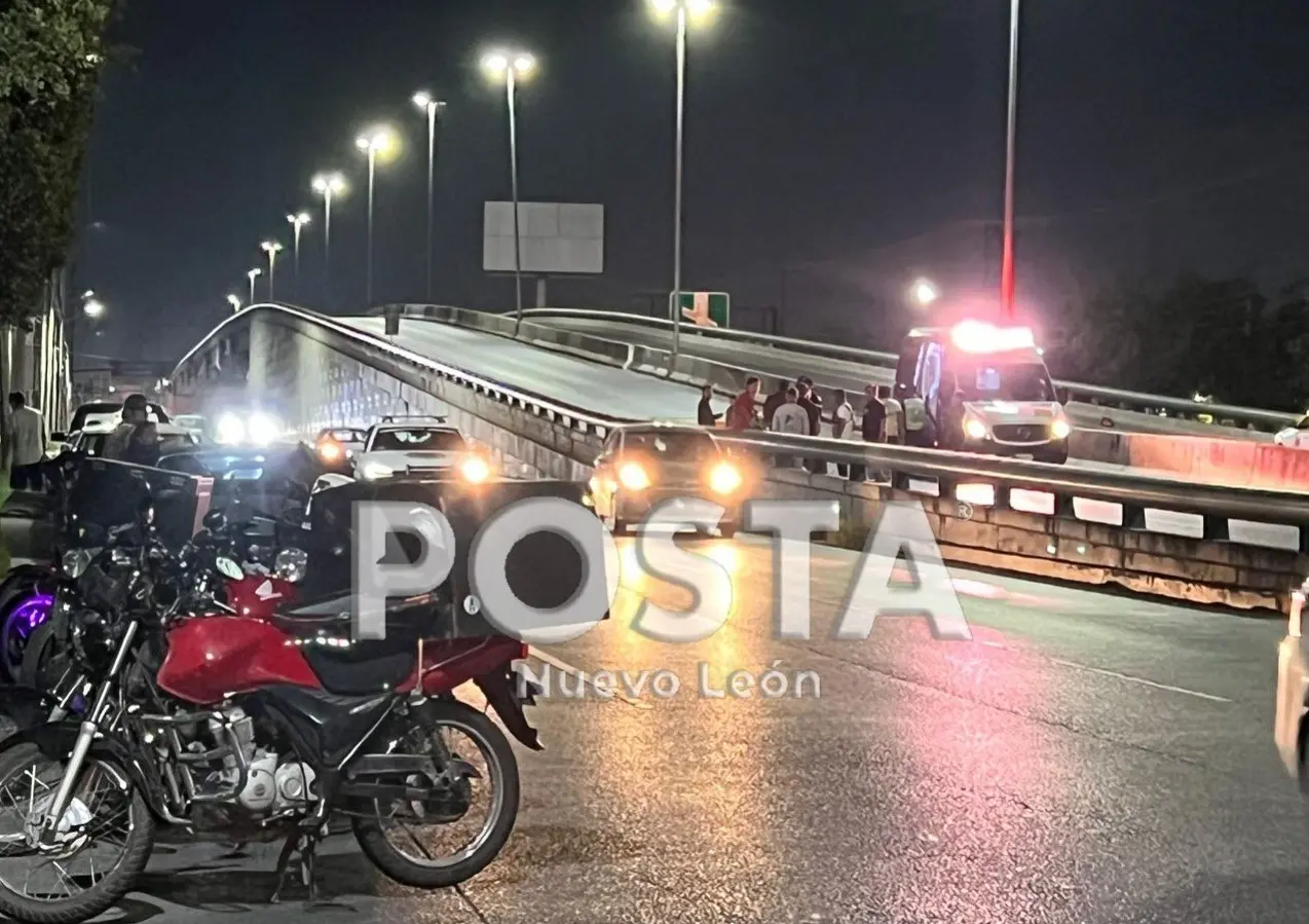 Paramédicos de la Cruz Roja y Protección Civil atendiendo al motociclista herido. Foto: Raymundo Elizalde.