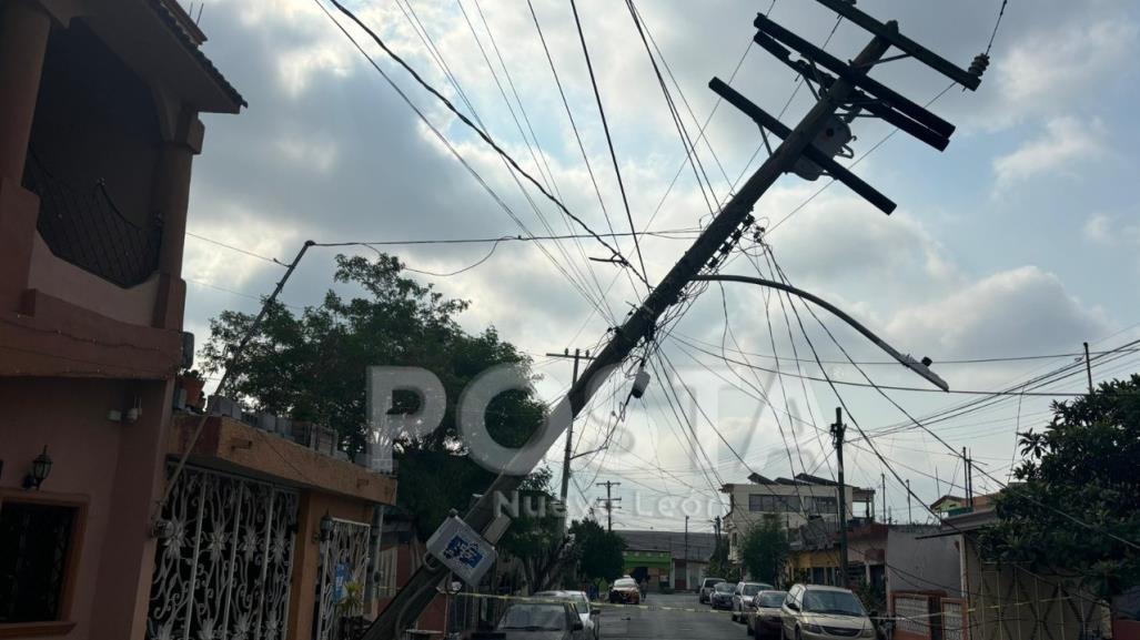 Alarma a vecinos poste de la CFE a punto de caer