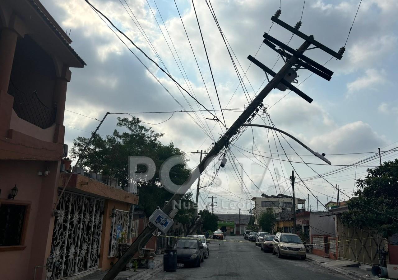 La situación no dejó sin luz a los vecinos, pero sí con el gran temor de que caiga y genere algún incendio o problema hacia las líneas de sus viviendas o bien. Foto: Diego Beltrán.