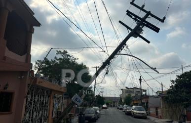 Alarma a vecinos poste de la CFE a punto de caer