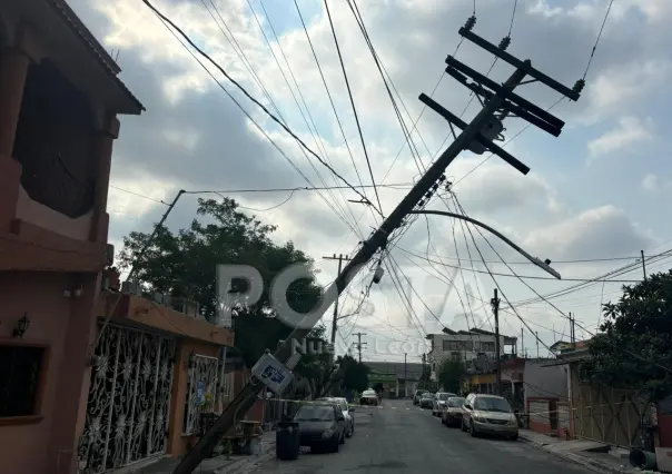 Alarma a vecinos poste de la CFE a punto de caer