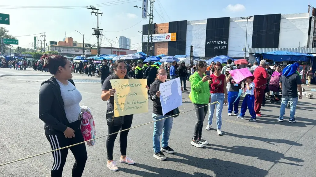 Padres de familia cierran vialidades, exigen retiro de contenedor de basura