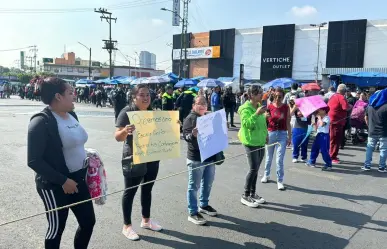 Padres de familia cierran vialidades, exigen retiro de contenedor de basura