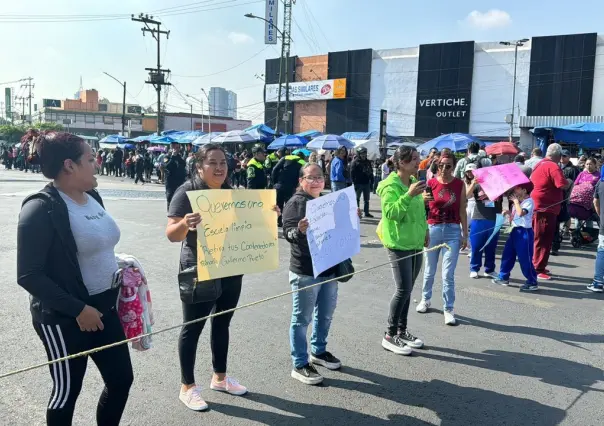 Padres de familia cierran vialidades, exigen retiro de contenedor de basura