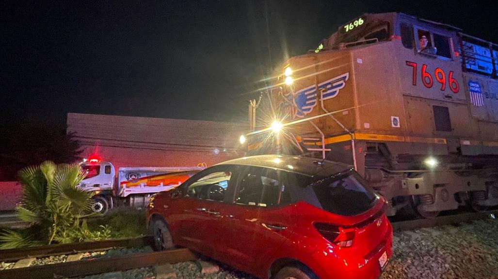 Una mujer resultó lesionada en un choque con el tren, al poniente de Monterrey