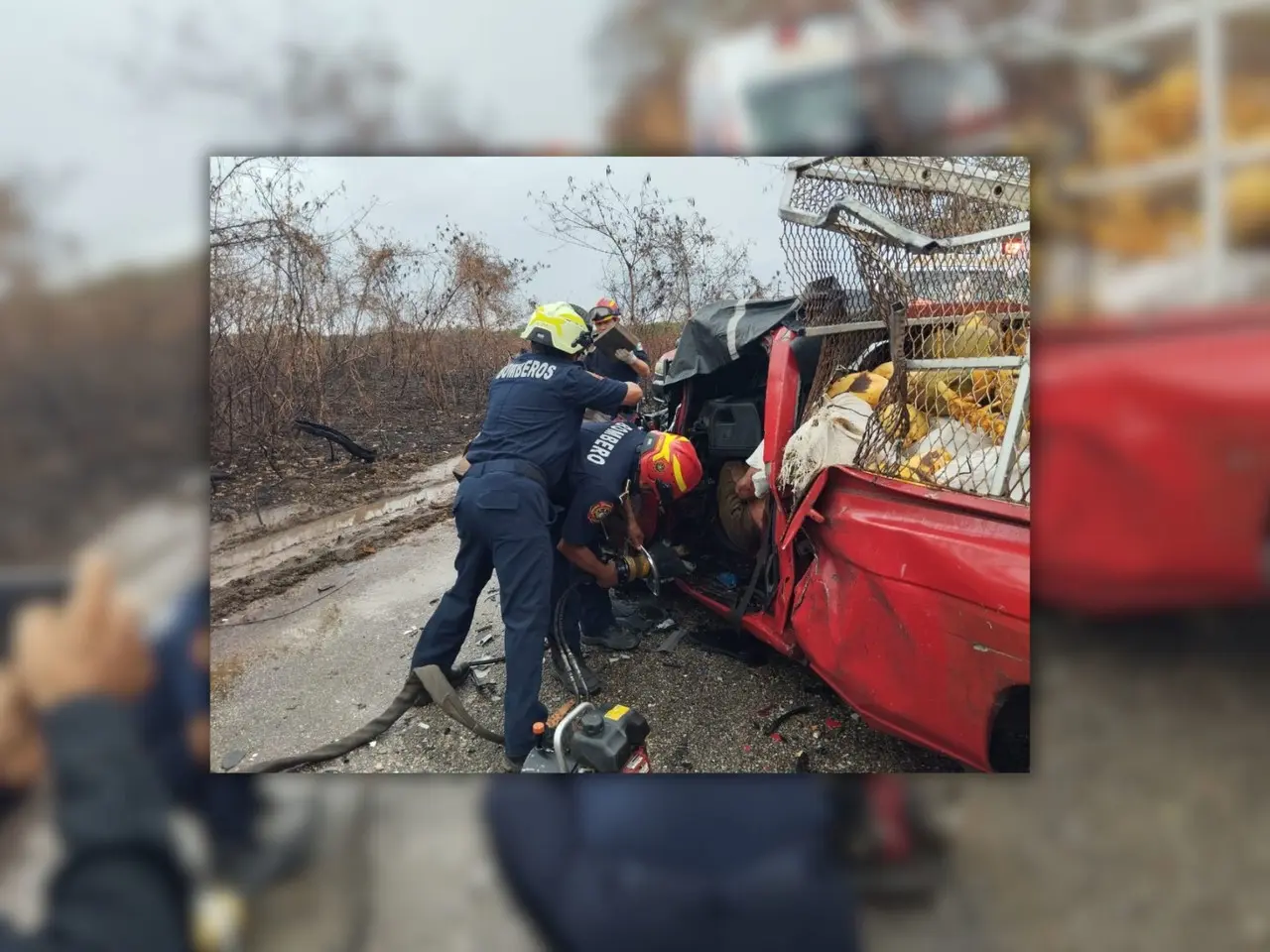 Una persona resultó prensada la tarde del lunes luego de chocar contra un auto en la vía  Colonia Yucatán-El Cuyo en medio de la lluvia.- Foto de redes sociales