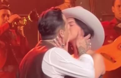 ¡Sin pena! Ángela Aguilar y Christian Nodal se besan en pleno concierto (VIDEO)