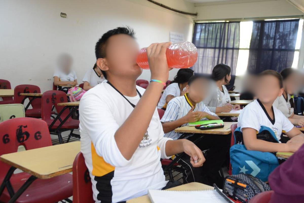 Estudiantes hidratándose en escuela debido a las altas temperaturas. Foto: Redes sociales