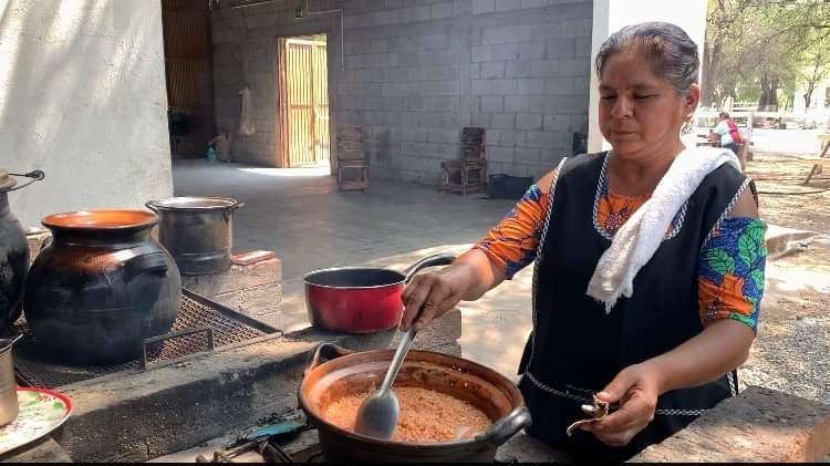 Comida en leña, un atractivo de la carretera interejidal