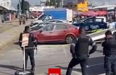 Localizan un cuerpo calcinado dentro de un vehículo en mercado de Puebla