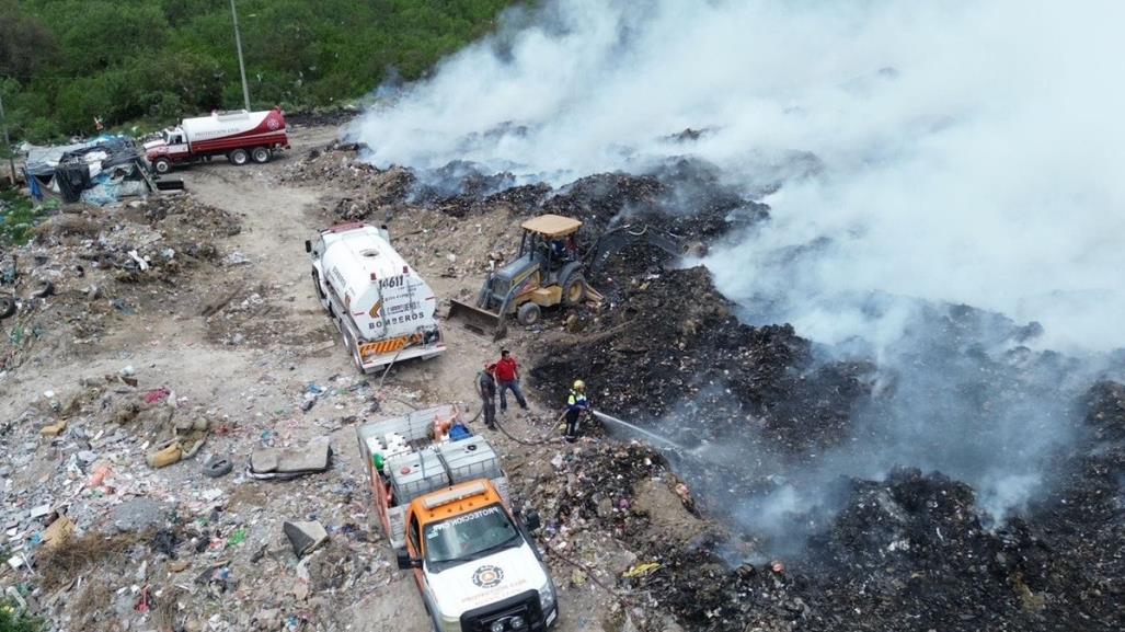 Combaten incendio en basurero de Pesquería, Nuevo León