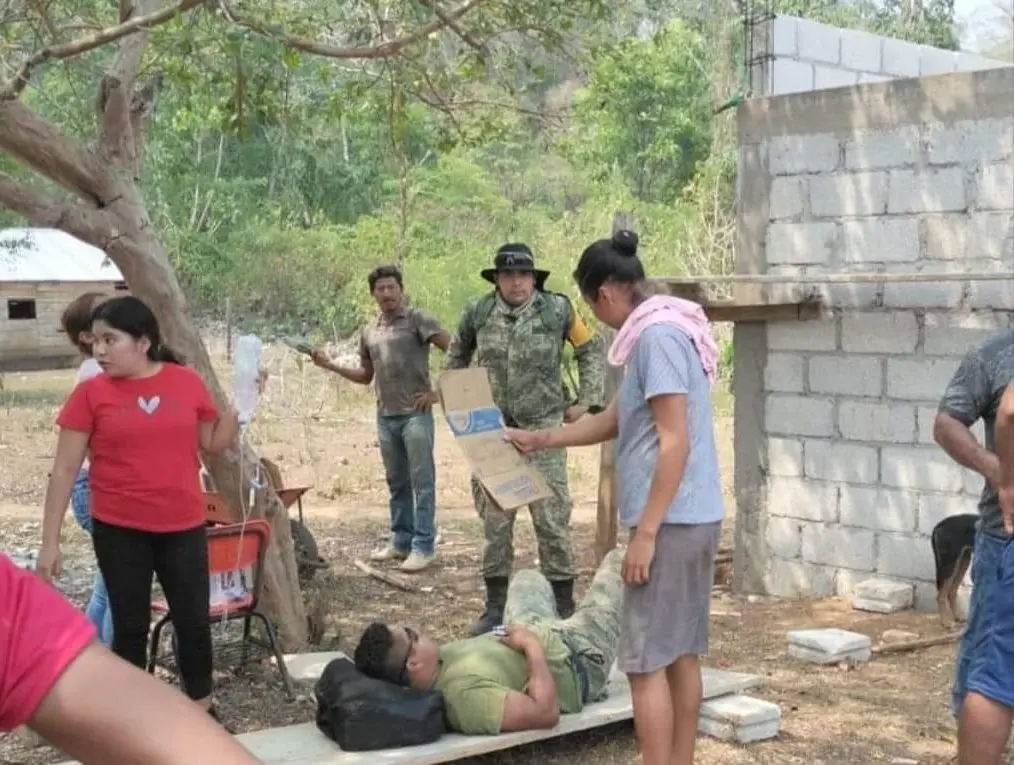 Atienden a un militar que desmayó tras incendios en Veracruz. Foto: Especial