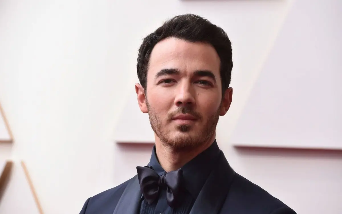 Kevin Jonas aconsejó a sus fans que checaran sus lunares con el propósito de descartar que fuese algún melanoma. Foto. Especial