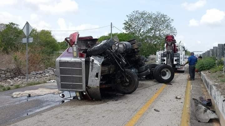 Cerca de una tragedia: tráiler cae del puente de  Kopomá