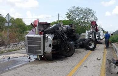 Cerca de una tragedia: tráiler cae del puente de  Kopomá