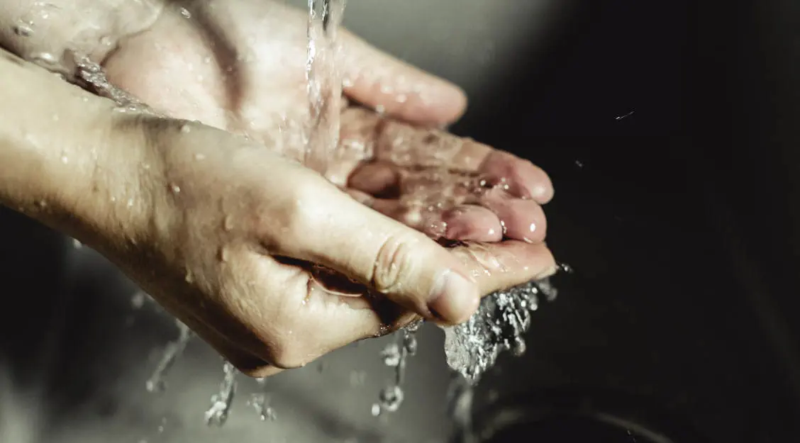 El consumo promedio de agua por saltillense ha aumentado de manera considerable, pasando de los 105 a 112 litros diarios a casi 160 litros por habitante. (Fotografía: Canva)