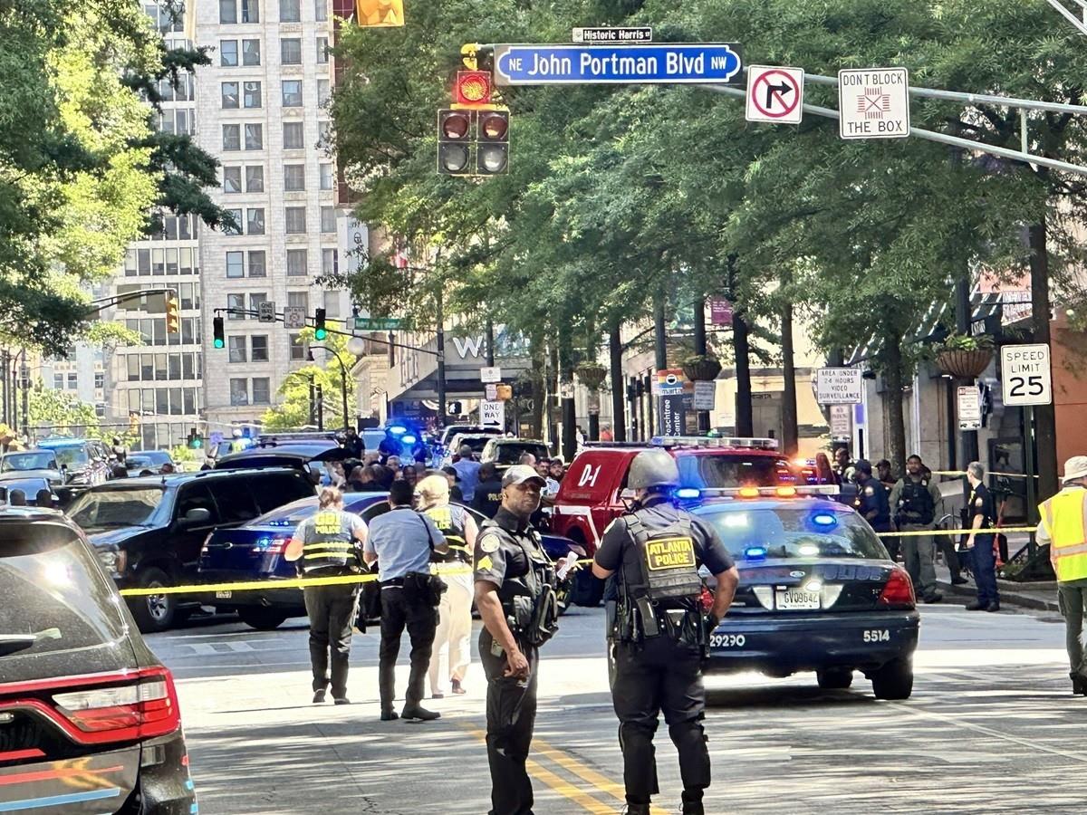 Autoridades impiden el paso a ciudadanos al Peachtree Center de Atlanta, Georgia, luego que se registrara un tiroteo. Foto: X @CodyAlcorn