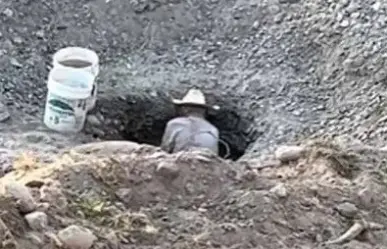 ¡Pega el calor! Abuelito cava pozo para obtener agua (VIDEO)