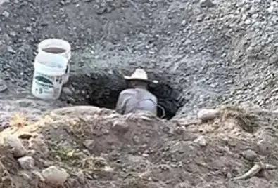 ¡Pega el calor! Abuelito cava pozo para obtener agua (VIDEO)