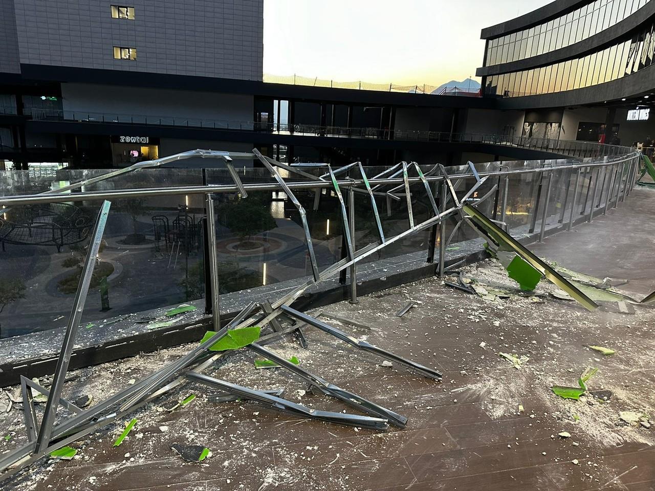 Fue en la avenida Paseo de los Leones, a la altura de la avenida Cumbres Elite, donde se reportó la caída de la estructura metálica. Foto: Azael Valdés.