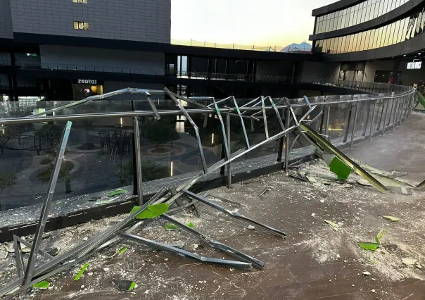 Cae estructura en plaza comercial al poniente de Monterrey