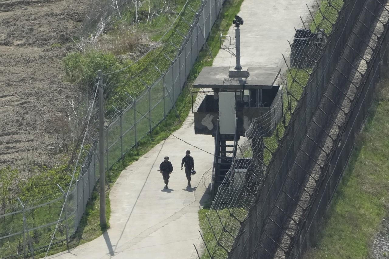 Soldados surcoreanos monitoreando la frontera desmilitarizada entre ambos países. Foto: El Mundo.