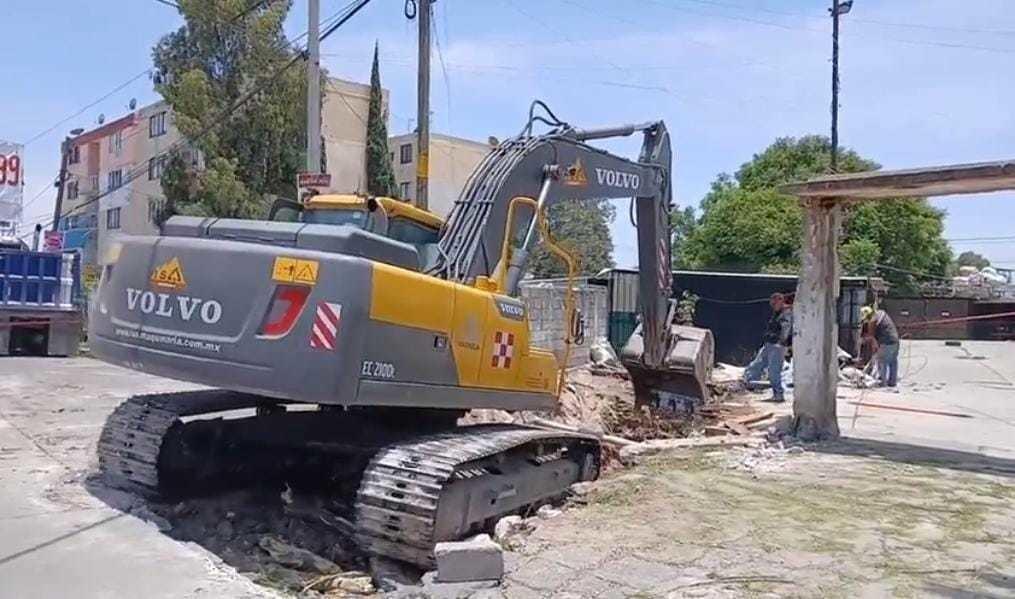 Socavón de varios metros de profundidad en Ecatepec. Foto: Captura de pantalla