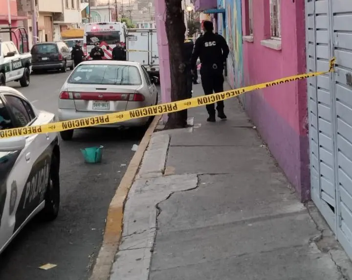 Presunto feminicidio en Iztapalapa: Mujer asesinada a tiros en plena calle