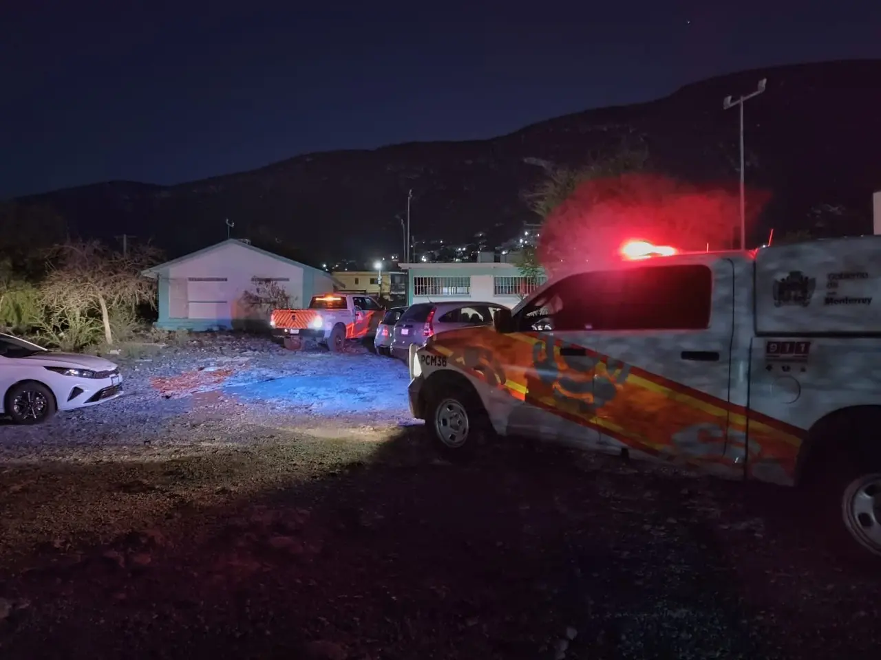 El llamado de auxilio se dio instalaciones de la Secundaria 27, turno nocturno de la colonia Ampliación Municipal en Monterrey. Foto: Raymundo Elizalde.