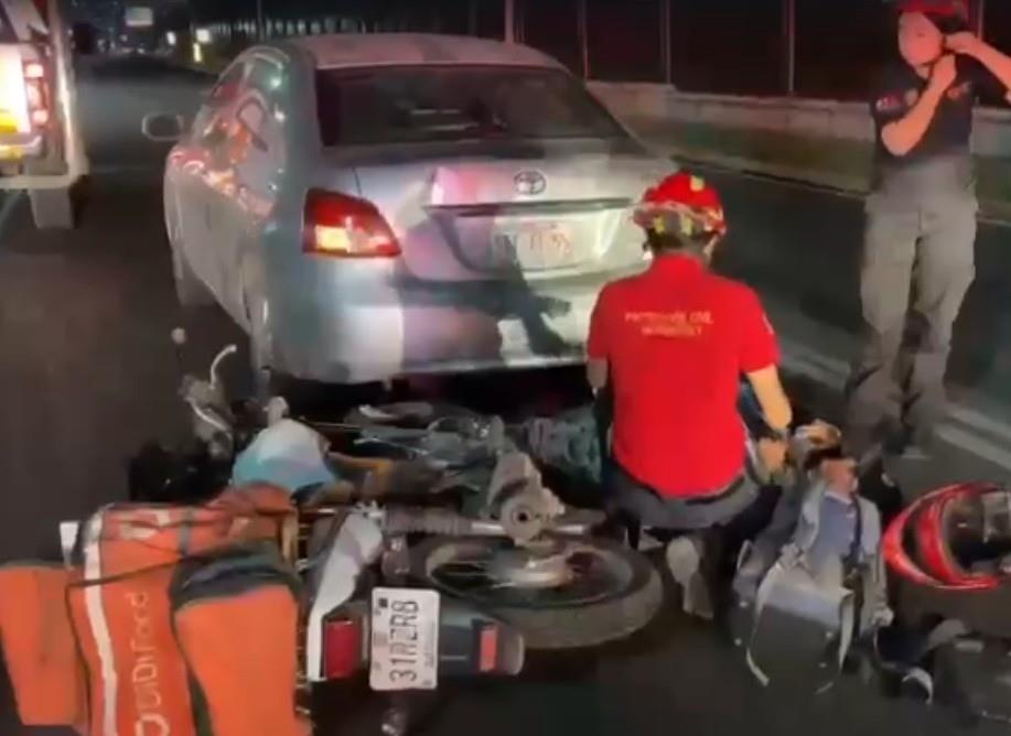 Personal de Protección Civil de Monterrey atendiendo al motociclista herido que solo tenía golpes y raspones. Foto: Protección Civil de Monterrey.