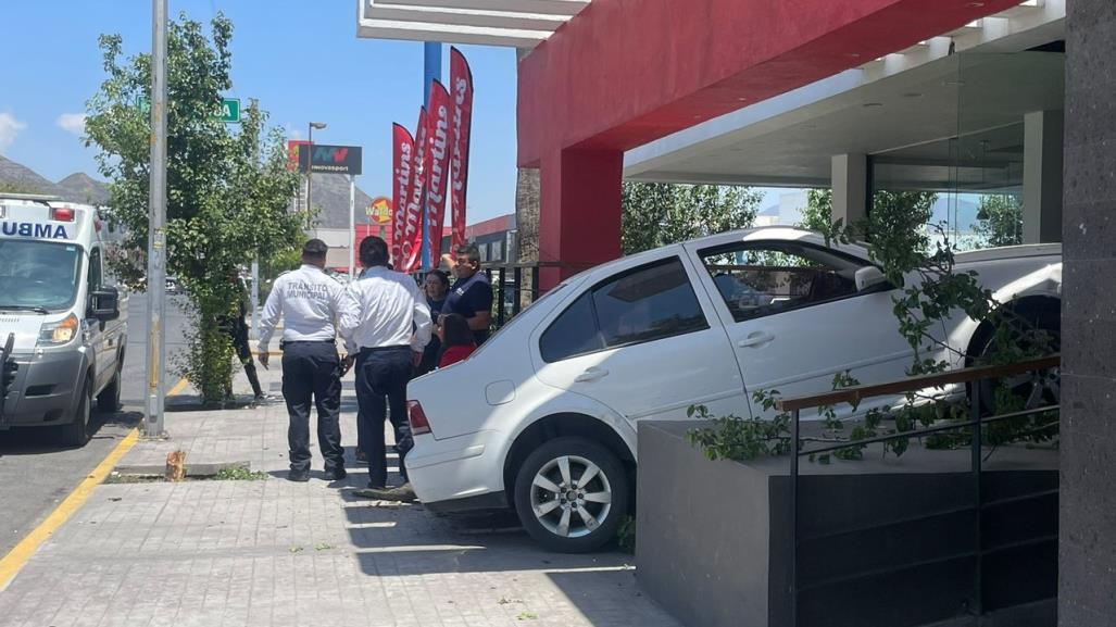 Vehículo pierde el control y causa accidente en restaurante de Saltillo