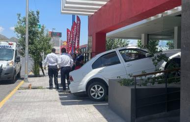 Vehículo pierde el control y causa accidente en restaurante de Saltillo