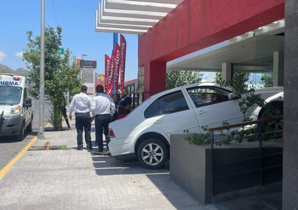 Vehículo pierde el control y causa accidente en restaurante de Saltillo