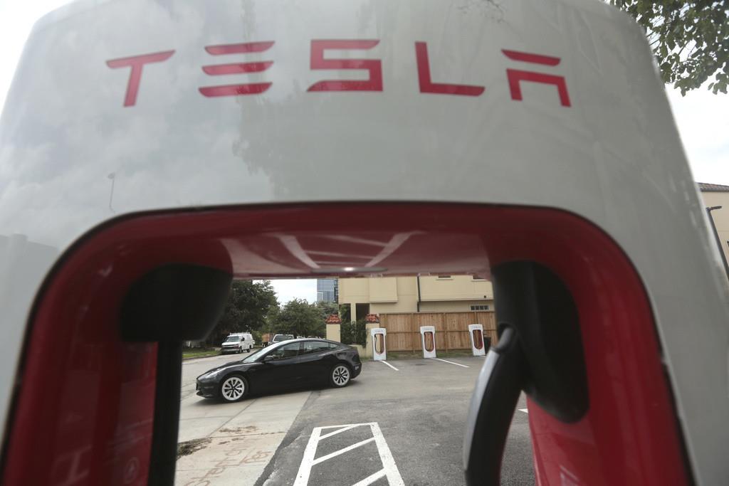 Un punto de recarga de Tesla en la calle Kipling, el 3 de junio de 2024 en Houston. (AP Foto/Lekan Oyekanmi)