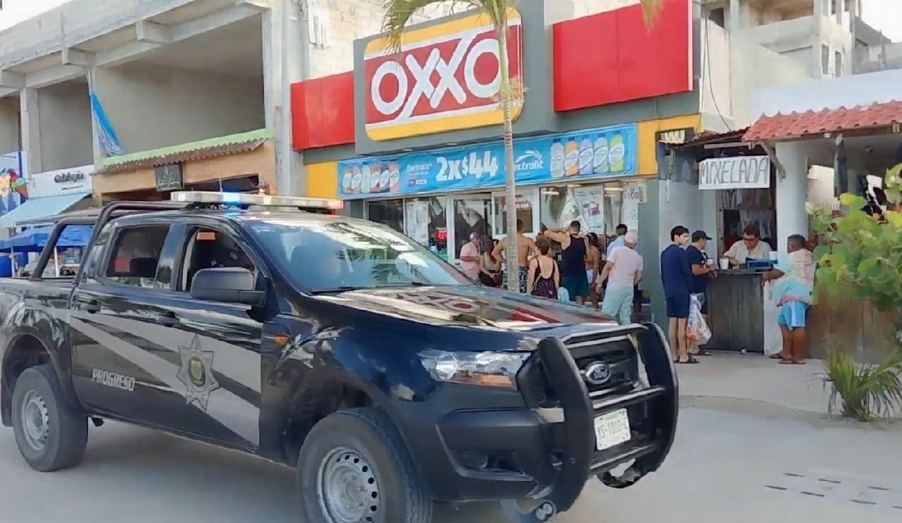 El incidente se registró frente a un Oxxo ubicado en el malecón del puerto Foto: Redes sociales