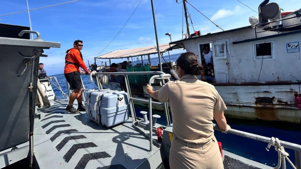 Marina rescata a hombre herido en un barco pesquero en Progreso