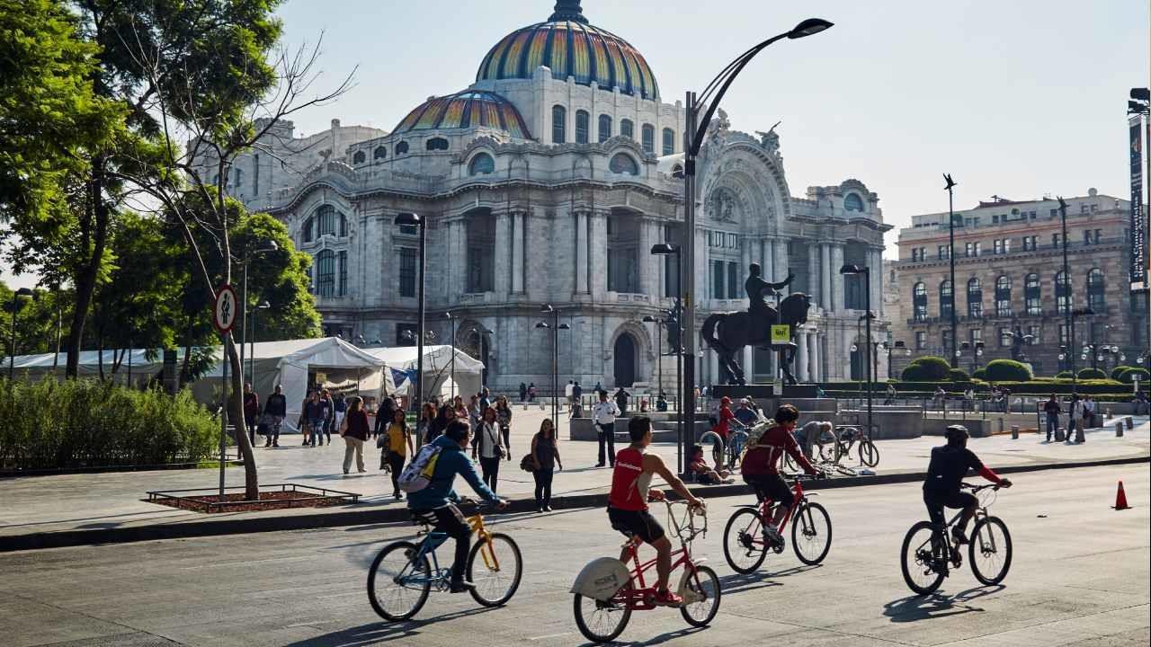 Ciclistas frente a Bellas Artes.    Foto: Especial